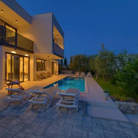 Olive Garden With Heated Pool And Sauna וילה Kornić