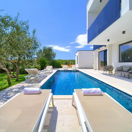 Olive Garden With Heated Pool And Sauna فيلة Kornić