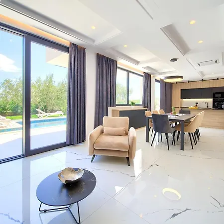 Olive Garden With Heated Pool And Sauna فيلة