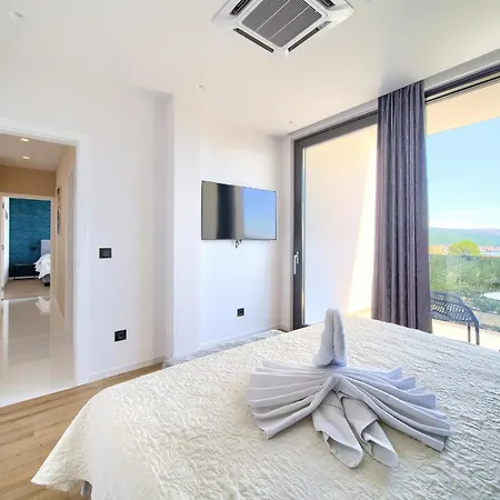 Olive Garden With Heated Pool And Sauna فيلة Kornić