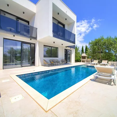 Olive Garden With Heated Pool And Sauna فيلة