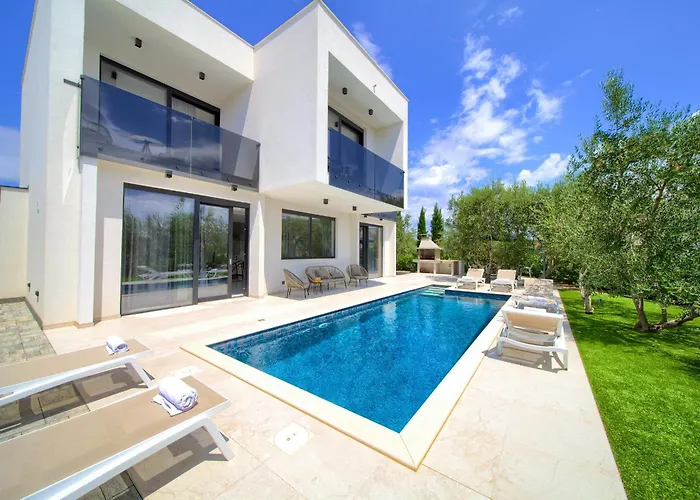 Olive Garden With Heated Pool And Sauna Вилла *