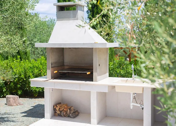 Вилла Olive Garden With Heated Pool And Sauna