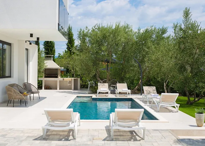 Olive Garden With Heated Pool And Sauna * Корнич