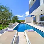 Olive Garden With Heated Pool And Sauna Vila Kornić